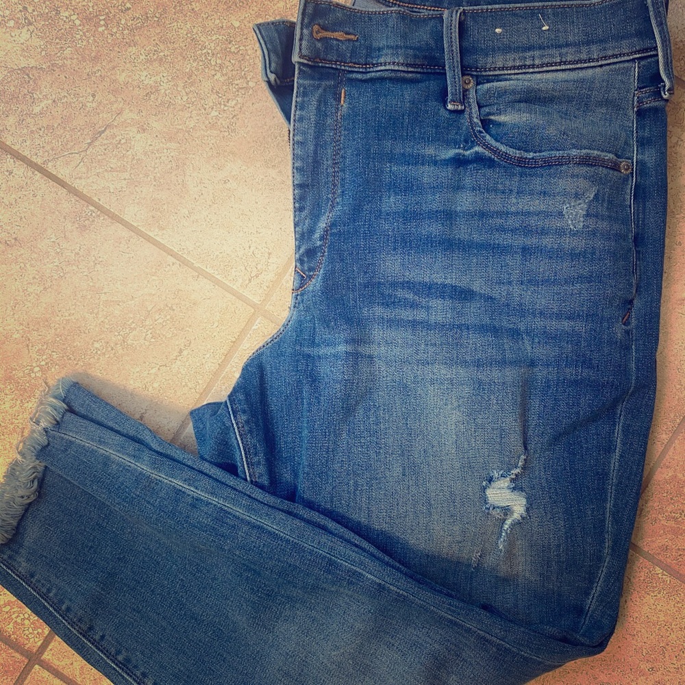 Express mid rise destructed ankle jeggings.